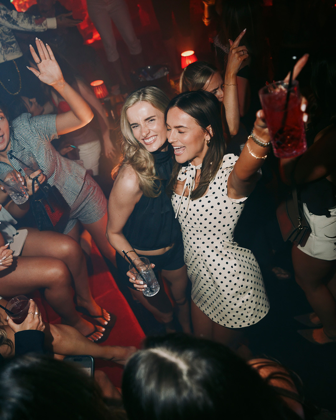 Cirque Le Soir VIP tables photo 1